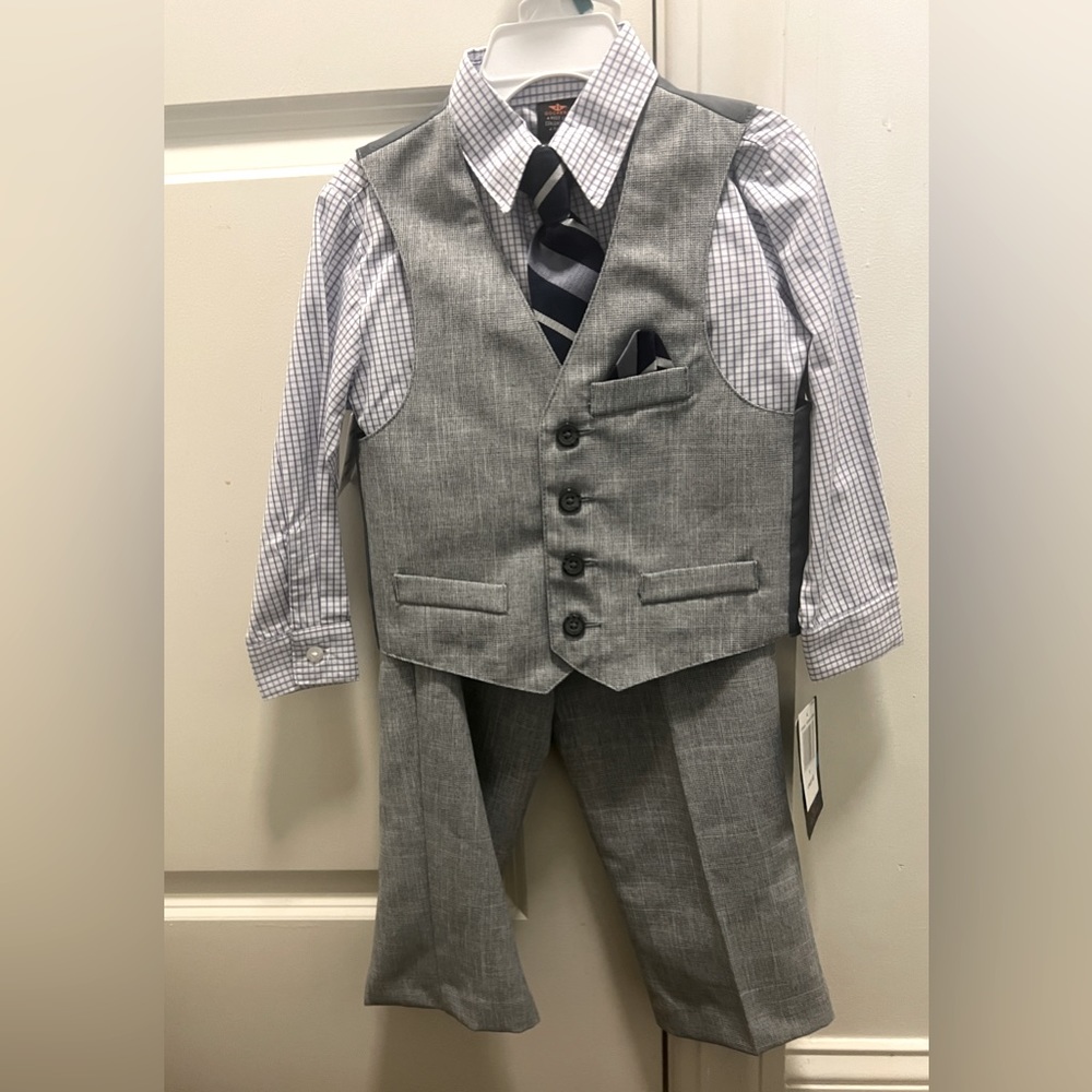 Toddler 4 piece suit set, size 3T
